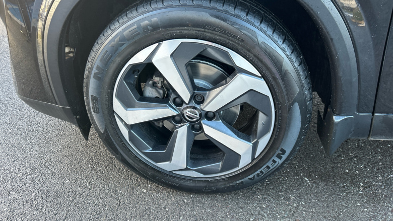 Nissan Qashqai 1.3 DiG-T MH N-Connecta 5dr Petrol Hatchback